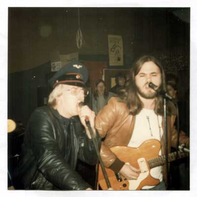 Stockum '82: der erste öffentliche Auftritt, noch unter dem Namen Alpsray Riders!Frage: was brauchen 2 beinharte Rock'n'Roller?2 Mikros, 2 Lederjacken, 1 Schaffnermtze und 1 Gitarre ...