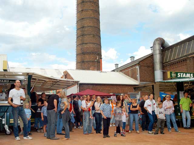 Suchbild mit Johannisbeersaft und flehenden Hnden